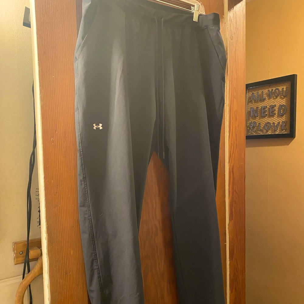 Women’s black Under Armour headgear loose fit jogger pants size xl